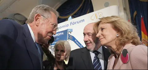 Rubalcaba y Salgado charlan con el presidente del Consejo de Estado al término del desayuno informativo.