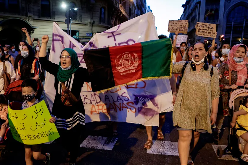 GRAF4376. BARCELONA, 17/08/2021.- Mujeres afganas residentes en Barcelona acompañadas por la agrupación Catalunya Abolicionista Plataforma Feminista (CATAB) protestan ante la sede de la ONU en la Barcelona y reclaman una respuesta internacional urgente para proteger a las mujeres y niñas afganas tras la victoria de los talibanes. EFE/Quique Garcia
