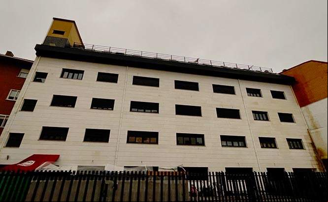 Fachada del edificio okupado de Collado Villalba. Foto: Yolanda Rodríguez Soria