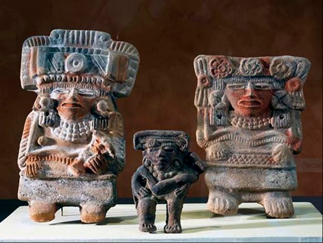 Figurillas antropomórficas en terracota, parte del ajuar funerario descubierto en 2003 en la zona de Xochitecatl, cerca de Cacaxtla, México