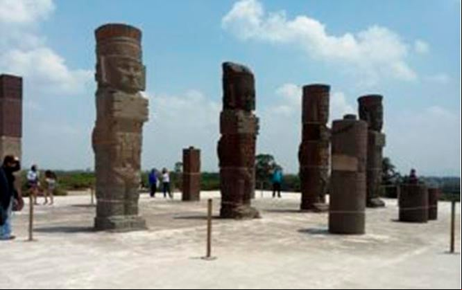 Columnas con forma de guerreros conocida como los «atlantes».
Ubicados sobre la pirámide de Tlahuizcalpantecuhtli. Tula.