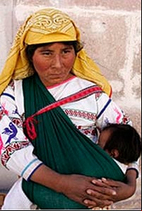 Madre huichola con su hijo
