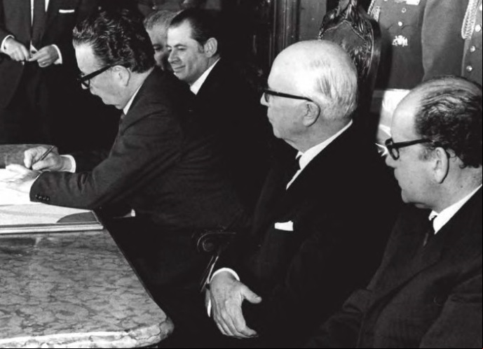 allende_firma_decreto_nacionalizacion_cobre