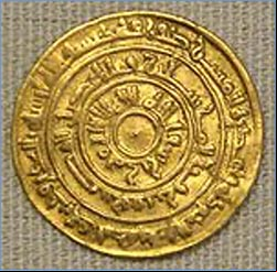 Dinar típico del cuarto califa, Ma'ad al-Muizz Li-Dinillah, con punto central