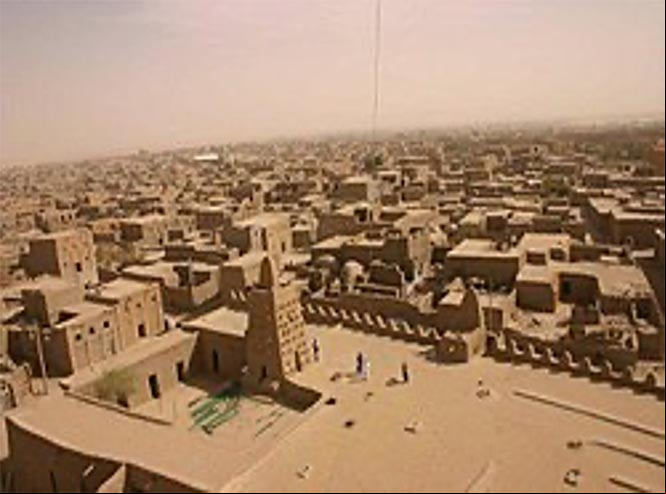 Vista aérea de Tombuctú con la Madrasa de Sankore en primer plano