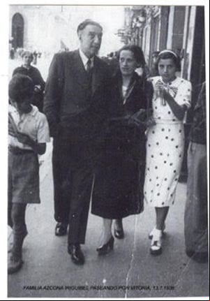 El matrimonio y los dos hijos, María Felisa y Julio
