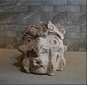 Cabeza clava. Las cabezas clavas eran esculturas líticas que adornaban los muros perimetrales de los edificios del centro ceremonial