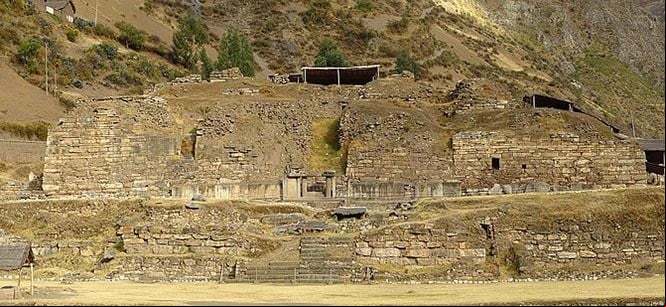 Vista frontal del castillo en el sitio arqueológico de Chavín de Huántar