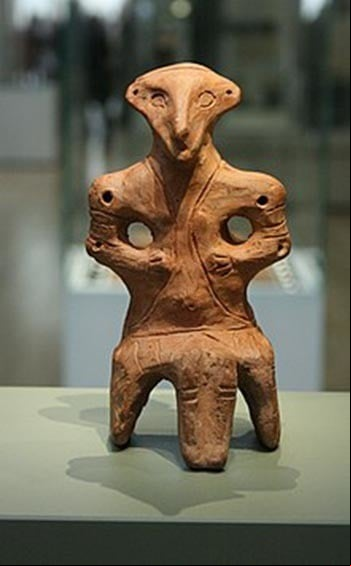 Divinidad doméstica sentada de arcilla entre los años 4500 a. C.al 4000 a. C. de vinca-Belo Brdo, conservada en el Museo Británico