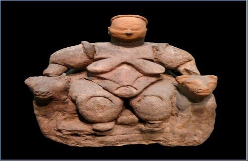 Mujer sentada. Siempre la figura femenina aparece sentada en un trono flanqueado por dos felinos