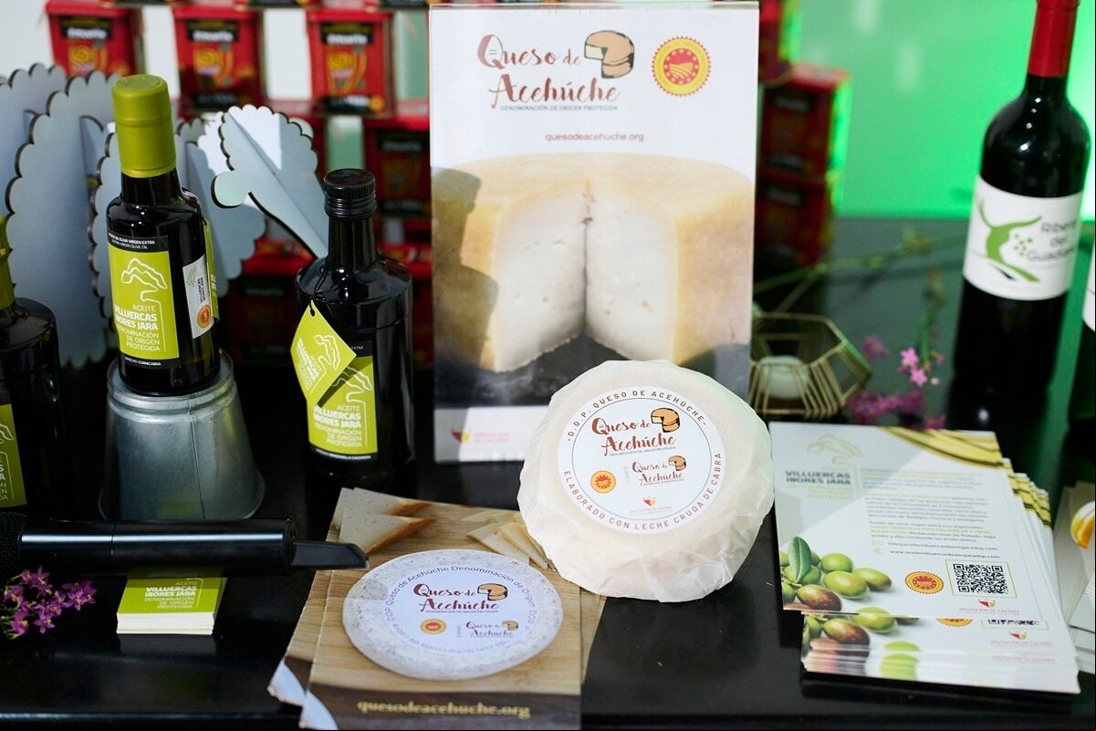 1) Quesos, aceite, vino